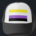 Niet-bindende Pride Trucker Pet<br><div class="desc">De niet-binaire vlag werd in 2014 gecreëerd door activist Kye Rowan. Elke streepkleur vertegenwoordigt verschillende soorten niet-binaire identiteiten: Geel voor mensen die zich buiten het geslachtsgebonden binaire getal identificeren, wit voor niet-binaire mensen met veelvoudige genders, paars voor hen met een mengsel van zowel mannelijke als vrouw genders, en zwart voor...</div>