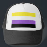 Niet-bindende Pride Trucker Pet<br><div class="desc">De niet-binaire vlag werd in 2014 gecreëerd door activist Kye Rowan. Elke streepkleur vertegenwoordigt verschillende soorten niet-binaire identiteiten: Geel voor mensen die zich buiten het geslachtsgebonden binaire getal identificeren, wit voor niet-binaire mensen met veelvoudige genders, paars voor hen met een mengsel van zowel mannelijke als vrouw genders, en zwart voor...</div>