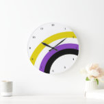 Niet-bindende regenboogpride, gepersonaliseerd grote klok<br><div class="desc">De niet binaire kleuren van geel,  wit,  paars,  en zwart creëer de coole regenboog op deze leuke aangepaste pride wandklok. Ze zijn geschenk voor een niet-binaire vriend in de seksespecifieke gemeenschap.</div>