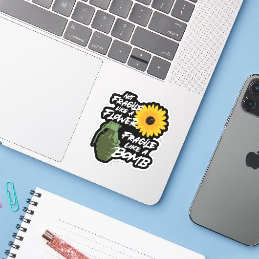 Niet breekbaar als een bloem breekbaar als een bom sticker (Laptop met iPhone)