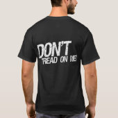 Niet doen. (Leer op mij) T-shirt (Achterkant)