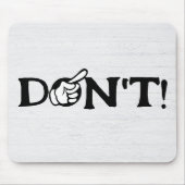 "NIET DOEN" tekst met de vinger op hout Muismat (Voorkant)