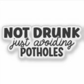 Niet dronken, gewoon kuilen vermijdend sticker (Voorkant)