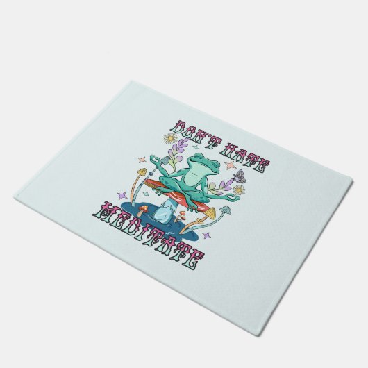 "Niet haten, mediteren" | Vreedzame kikker en bloe Deurmat (Schuin)