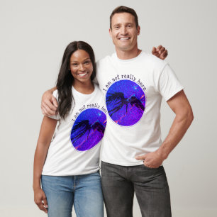 Niet hier gevleugeld figuur vliegend in de ruimte t-shirt