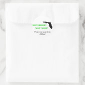 Niet hier nu, Sticker (Tas)