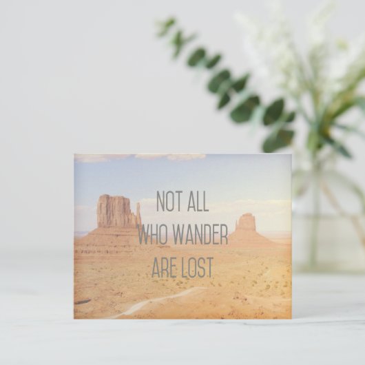 Niet iedereen die op Briefkaart loopt (Staand voorkant)