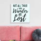 Niet iedereen die wast, is verloren canvas afdruk (Insitu (Woonkamer))