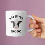 Niet in de Mooood Sassy Koe Koffiemok<br><div class="desc">Grappig mok ontwerp voor koe liefhebbers en boeren met waterverf illustratie van een baby koe met een tekst die zegt "niet in de stemming."</div>