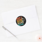 Niet knoeien met mama Beer Groovy stijl Moederdag Ronde Sticker (Envelop)