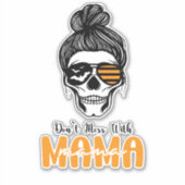 Niet knoeien met mama schedel Badass sticker (Voorkant)