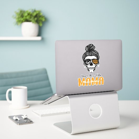 Niet knoeien met mama schedel Badass sticker (Laptop op bureau)