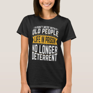 Niet knoeien met oude mensen leven in de gevangeni t-shirt