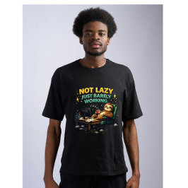 Niet Lui, Alleen Maar Net Aan het Werken Funny Slo T-shirt