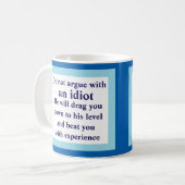 Niet met een idioot in discussie, hij zal... Witte Koffiemok (Voorkant links)