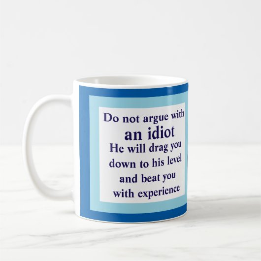 Niet met een idioot in discussie, hij zal... Witte Koffiemok (Links)