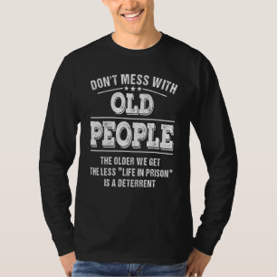 Niet met oude mensen in de gevangenis t-shirt