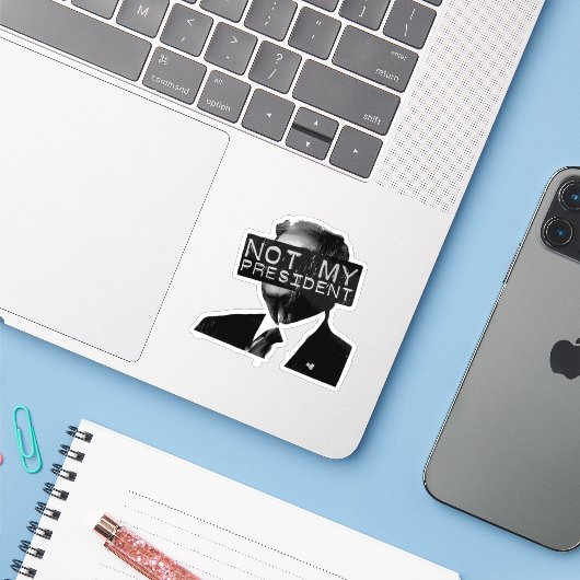 Niet mijn President Anti Trump Inaguration Liberal Sticker (Laptop met iPhone)