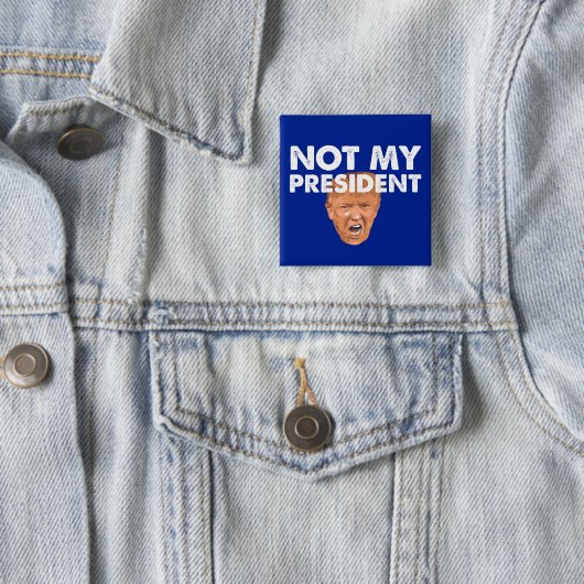 Niet mijn President - Anti-Trump Pin Button (In situ)