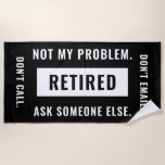 Niet mijn probleem Gepensioneerde Funny Retirement Strandlaken<br><div class="desc">Een grappig,  minimalistisch cadeauontwerp voor zwart-wit cadeautje voor de werker die met pensioen gaat.</div>