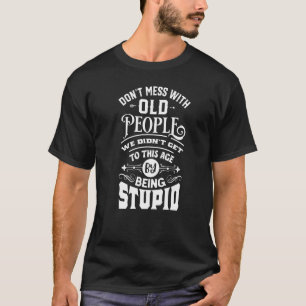 Niet minder met oude mensen. We zijn niet dom. T-shirt