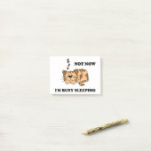 NIET NU, IK BEN BUSY SLEEPING POST-IT® NOTES (Op bureau)