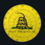 Niet op me laken met Gadsden American Flag Dartbord<br><div class="desc">Draai me niet op de Amerikaanse vlag van Gadsden: een historische Amerikaanse vlag met gele achtergrond en een gekookte slagslang met de woorden "Dont Tread on Me" (ja, het origineel had geen apostrofe) aan de onderkant. De vlag is genoemd naar de Amerikaanse generaal Christopher Gadsden, die we ontwierpen tijdens de...</div>