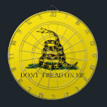 Niet op me laken met Gadsden American Flag Dartbord<br><div class="desc">Draai me niet op de Amerikaanse vlag van Gadsden: een historische Amerikaanse vlag met gele achtergrond en een gekookte slagslang met de woorden "Dont Tread on Me" (ja, het origineel had geen apostrofe) aan de onderkant. De vlag is genoemd naar de Amerikaanse generaal Christopher Gadsden, die we ontwierpen tijdens de...</div>