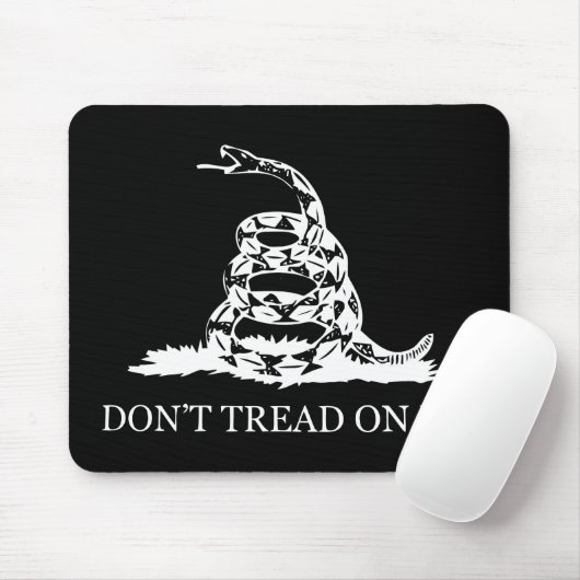 Niet op mijn vlag tikken — zwart en wit muismat (Met muis)