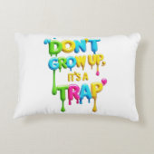 Niet opgroeien, het is een valstrik | Grappig cita Accent Kussen (Achterkant)