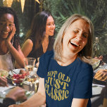 Niet oud gewoon klassieke gouden glitter retro ver t-shirt<br><div class="desc">Niet oud gewoon klassieke gouden glitter retro verjaardag. Leuke 70s stijl tekst in gouden faux glitter voor de verjaardag meisje!</div>