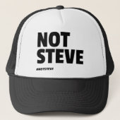 Niet Steve (Zwarte Tekst) Trucker Pet (Voorkant)