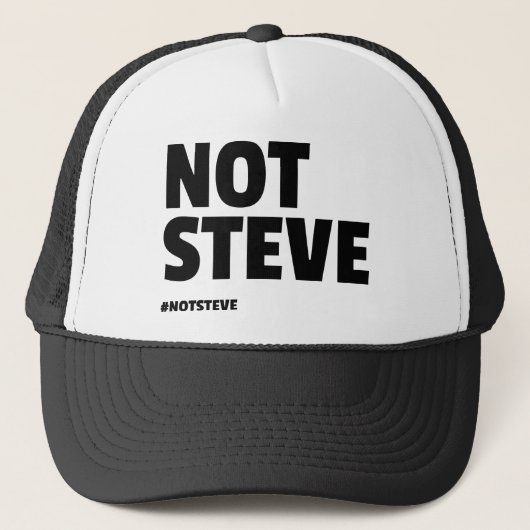 Niet Steve (Zwarte Tekst) Trucker Pet (Voorkant)