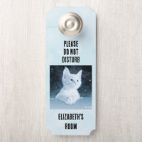 Niet storen schattige witte kitten met blauwe ogen