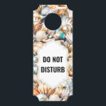 Niet storen | Schone kamer strand shell collage Deurhanger<br><div class="desc">Een prachtige collage met AI gegenereerde schelp-, schelp- en oesterschelpen, waarvan sommige parels hebben die in hen rusten, in tinten van blauw, bruin, brons, ivoor en beige in een collage die een scallop gevormd lijst heeft met faux gold erop. De banner heeft sjablonen voor uw gepersonaliseerde bewoordingen en zegt momenteel...</div>