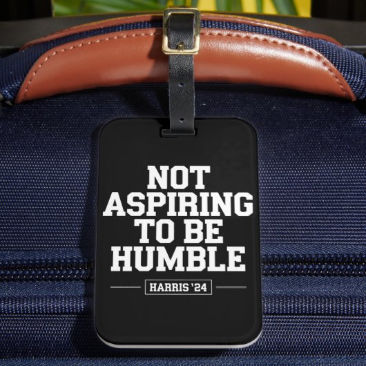 Niet streven om nederig te zijn Kamala Harris 2024 Bagagelabel (Voorkant Insitu 2)