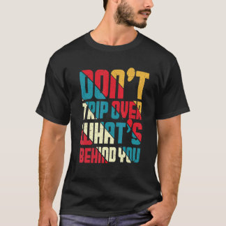 Niet struikelen over wat achter je  positief t-shirt