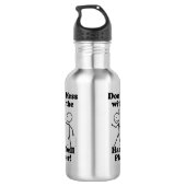 Niet te veel met de zakbelspeler waterfles  (Achterkant)