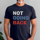 Niet teruggaan Kamala Harris Quote Mannen Navy T-shirt<br><div class="desc">Amerika,  we gaan niet terug! Stem Kamala Harris voor President 2024 US Presidential Election Shirt. Eenvoudig en modern marineblauw shirt ontwerp bevat gedurfde "niet terug te gaan" tekst in patriottische zacht wit,   blauw en vurig rode kleuren.</div>