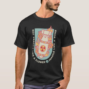 Niet zo kwetsbaar als een bloem, maar een bom t-shirt
