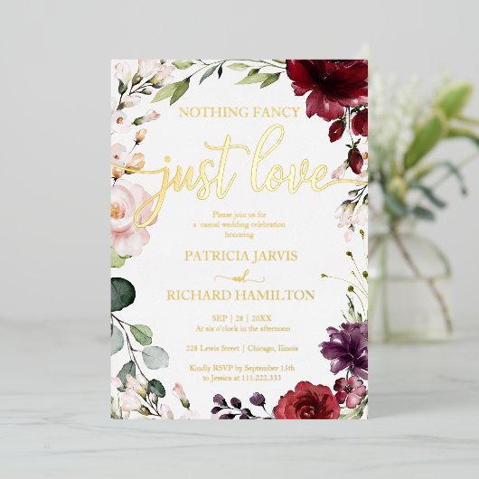 Niets bijzonders, gewoon liefde Huwelijk bordeauxr Folie Uitnodiging (Staand Voorkant)