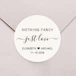 Niets Fancy Alleen Love Cream Wedding Ronde Sticker<br><div class="desc">Een chique lichte crème sticker voor uw huwelijksuitnodigingen,  gunsten en bedankkaarten met "Niets Fancy Just Love" tentoongesteld in een mix van eenvoudige letters en een elegant script met moerassen,  uw voornamen samengevoegd door een hart en uw bruiloft of receptie datum.</div>