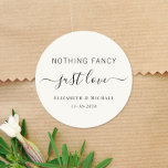 Niets Fancy Alleen Love Cream Wedding Ronde Sticker<br><div class="desc">Een chique lichte crème sticker voor uw huwelijksuitnodigingen,  gunsten en bedankkaarten met "Niets Fancy Just Love" tentoongesteld in een mix van eenvoudige letters en een elegant script met moerassen,  en uw namen en bruiloft- of ontvangstdatum in klassieke serif typografie.</div>