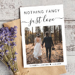 Niets Fancy Gewoon Liefde Foto Bruiloft Receptie Kaart<br><div class="desc">Elegante elopement of privé bruiloft aankondiging en casual ontvangst uitnodiging met uw foto en "Niets Fancy Just Love" in een mix van eenvoudige typografie en een stijlvol script met swashes. Voeg onder uw foto uw voornamen en bruiloft- of ontvangstdatum toe. Aan de achterkant, personaliseer je gegevens en voeg je namen...</div>