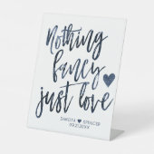 Niets Fancy gewoon liefde | Moody Navy Blue Bruilo Reclamebord Met Voetstuk (Voorkant)