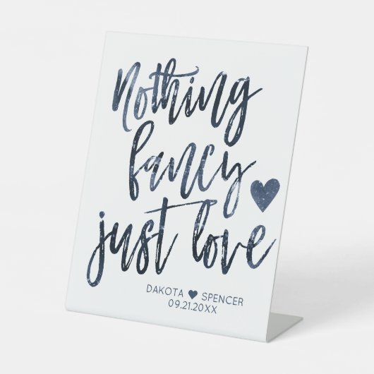 Niets Fancy gewoon liefde | Moody Navy Blue Bruilo Reclamebord Met Voetstuk (Voorkant)