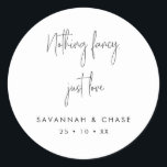Niets Fancy gewoon Love Monochrome Wedding Ronde Sticker<br><div class="desc">Bruiloft of verloving stickers met de zin "niets fancy,  gewoon liefde" in handgeschreven stijl lettertype. Personaliseer met uw namen en trouwdatum. Gebruik op enveloppen of gunsten.</div>