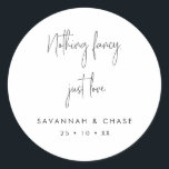 Niets Fancy gewoon Love Monochrome Wedding Ronde Sticker<br><div class="desc">Bruiloft of verloving stickers met de zin "niets fancy,  gewoon liefde" in handgeschreven stijl lettertype. Personaliseer met uw namen en trouwdatum. Gebruik op enveloppen of gunsten.</div>