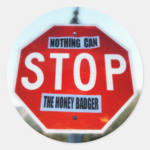 Niets kan de honingbadger tegenhouden ronde sticker