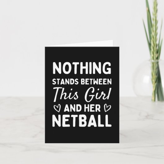 Niets staat tussen dit meisje en haar netball. kaart (Voorkant)